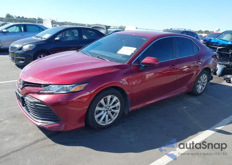 2018 Toyota Camry Le z USA, uszkodzony, nr VIN 4T1B11HK5JU659554